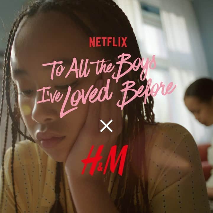 H&Mのインスタグラム：「To All the Boys x H&M is back with a collection starring 🌼, 💛 and 🎀. Out today (11 March in the US)!   #ToAllTheBoysxHM #HM #ToAllTheBoys #Netflix @toalltheboysnetflix  Shirt dress: 0971359002 Lic. Susan sock: 0962981001 TATB JEWELLERY PACK: 0961995001 Short-sleeved top: 0961147001 TATB LILY A-LINE SKIRT: 0959800001 Lottie tee TAB co lab: 0961152001 Four-strand pendant necklace: 0983075001 Patent belt: 0954589001 Oversized denim shirt: 0961589001」