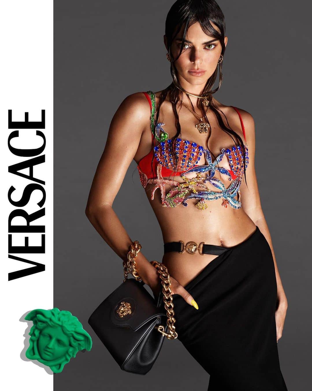 マート・アラスのインスタグラム：「Kendall for VERSACE  @versace #mertandmarcus」