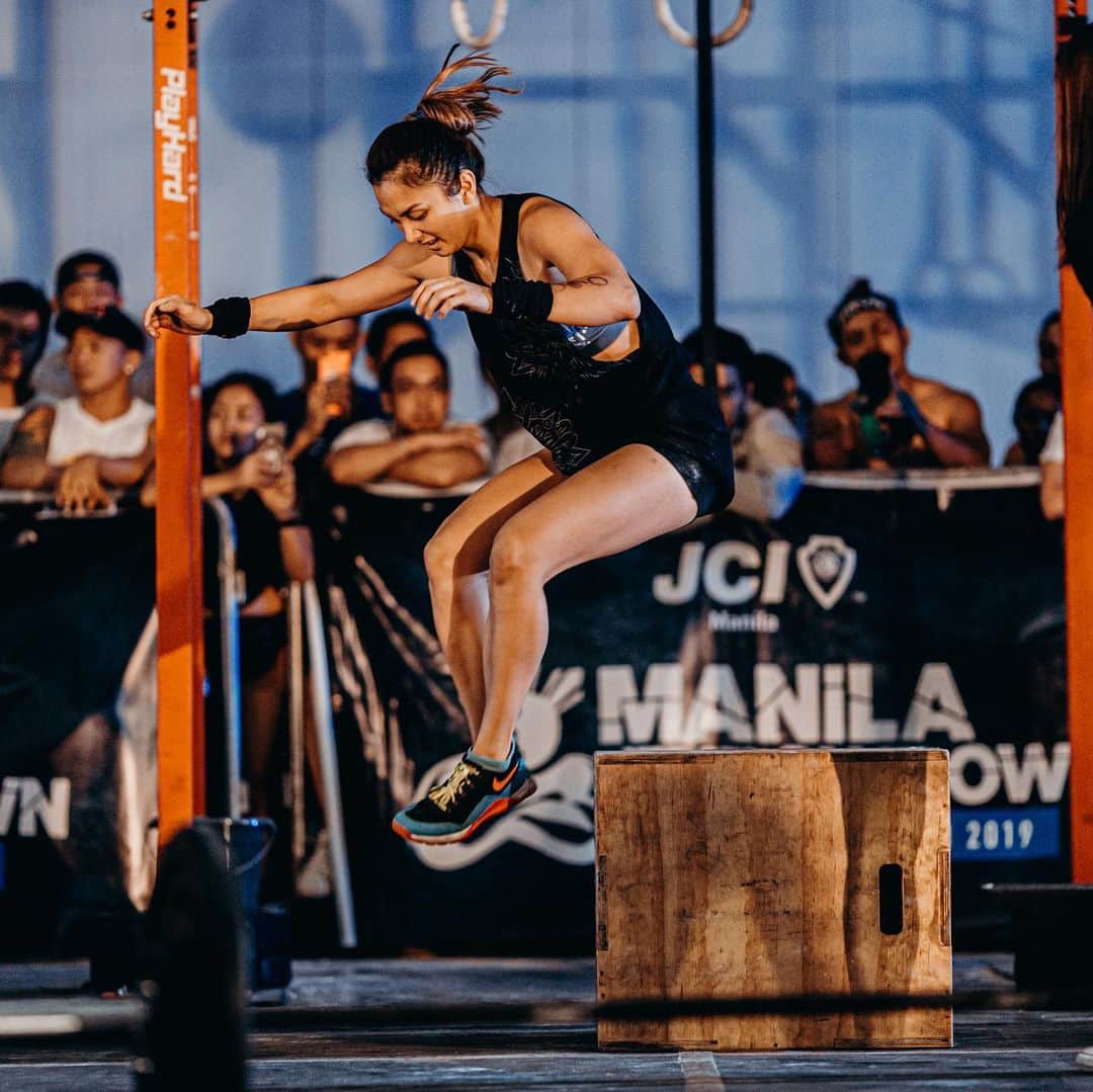 Iya Villaniaのインスタグラム：「Throwback to when CrossFit competitions were still a thing and I’d rely on the crowds cheers to block out the sound of my pounding heart! 😅  Join Drew and I struggle with the kids in our Warm Up segment at Globe At Home’s Reinvent Wellness @ Home: A Virtual Fitfest for All — Happening on February 27, Saturday, 10am! 😆 It will be a whole day of health and wellness with different ambassadors 😆 See you there!  Mark your calendar and click GOING now! Http://glbe.co/WellnessAtHome」