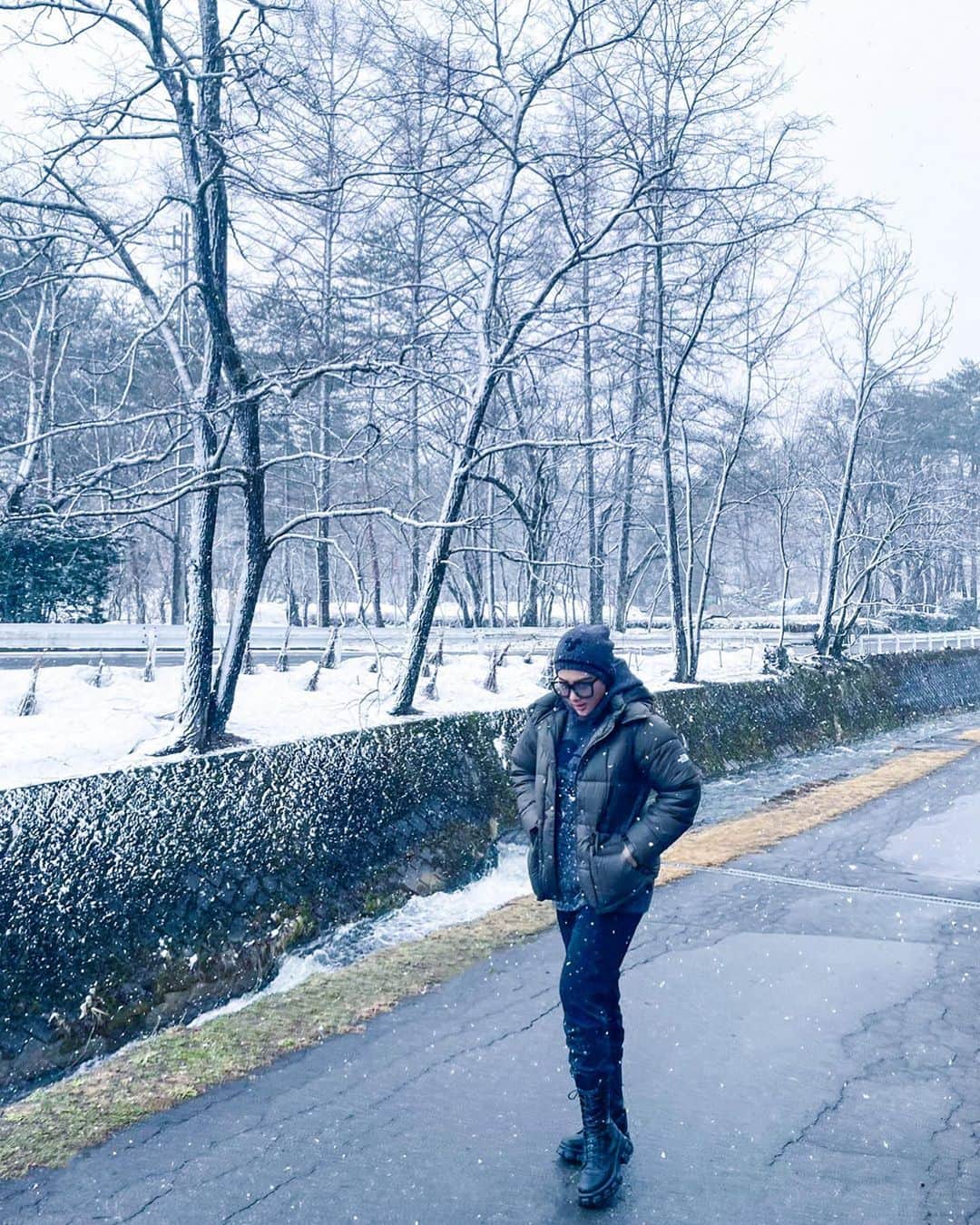 Syahriniのインスタグラム：「• Having A Moment When Snowflakes Fall !  _________________ 𝓢𝓨𝓡_________________  #PrincesSyahrini #Winter_February2021 #WinterWonderland」