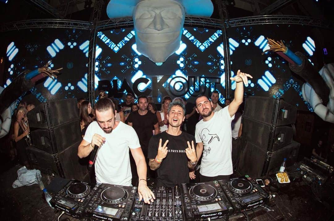 Dimitri Vegas & Like Mikeのインスタグラム：「Drop That Beat with our brothers @bassjackers is out t o m o r r o w on @smashclassics 🔥💥」