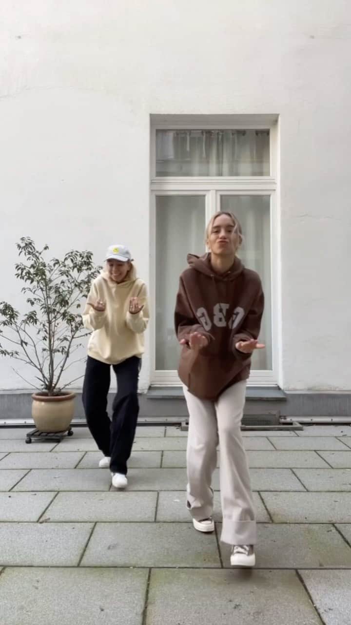 Lisa and Lenaのインスタグラム：「Come Mr. DJ, won't you turn the music up? 👯‍♀️ #dance#twins」