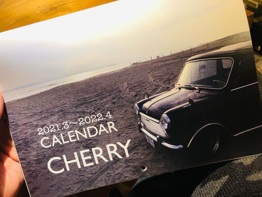 小柳“Cherry”昌法さんのインスタグラム写真 - (小柳“Cherry”昌法Instagram)「2021年版 CHERRY オリジナルカレンダー 限定発売  RHYTHM BOX CLUBのプレゼントグッズとして製作した 2021年版のオリジナルカレンダー！ オリーブ基金にするため、限定発売させて頂きます！ 数に限りがございますので、無くなり次第終了とさせて頂きます。  内容：2021年3月〜2022年4月 サイズ：B5 仕様：2ヶ月1ページ　縦開き型 　　　穴が開いている壁掛け仕様 価格：送料込み ￥800  詳細は Official HOMEPAGE でご覧ください！   ＝＝＝＝＝＝＝＝＝＝＝＝＝＝＝＝＝＝＝＝ 売り上げ全額を オリーブ苗木基金とさせて頂きます。  2019年にオリーブ基金を集めさせて頂きました。 たくさんのご協力にとてもあたたかい気持ちになりました。 ありがとうございました。 苗を植える一番良いタイミングを待つ間に 台風被害に遭い、コロナ禍に入り 思うように島に通えない状況となっておりました。 苗を植え、ご協力頂いた皆様のネームが付けられましたら あらためてご報告させて頂きます。 長い間、そのままになっており大変申し訳ございません。  ＝＝＝＝＝＝＝＝＝＝＝＝＝＝＝＝＝＝＝  #小柳Cherry昌法 #drummer_cherry #CHERRY #小柳昌法 #RhythmBoxClub」2月26日 1時46分 - cherry_drummer