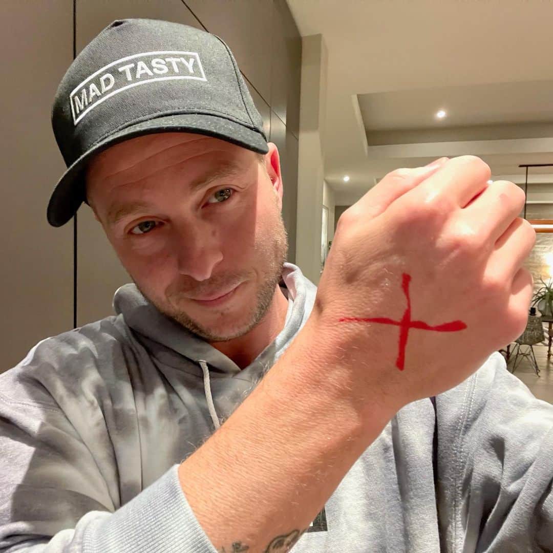 OneRepublicのインスタグラム：「Right now, there are over 40 million people who are trapped in slavery. Let’s #endit. Join us and @ijm by adding your voice to the fight and telling Congress to continue anti-trafficking initiatives. Link in bio.」