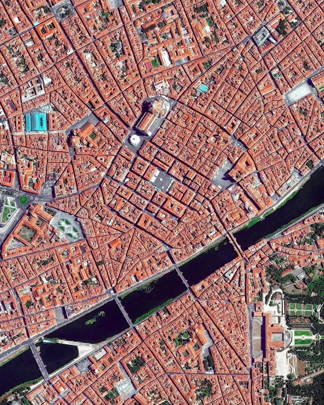 Daily Overviewのインスタグラム：「Florence, the capital of Italy’s Tuscany Region, is seen here flanking the Arno River. Noted for its culture, Renaissance art and architecture, monuments, and museums, the city attracts millions of tourists every year. Among Florence’s many red terra-cotta roofs, we can see one of its most iconic sights — the Santa Maria del Fiore, or Florence Cathedral, which is home to the largest dome built of brick and mortar in the world. — Created by @overview Source imagery: @maxartechnologies」
