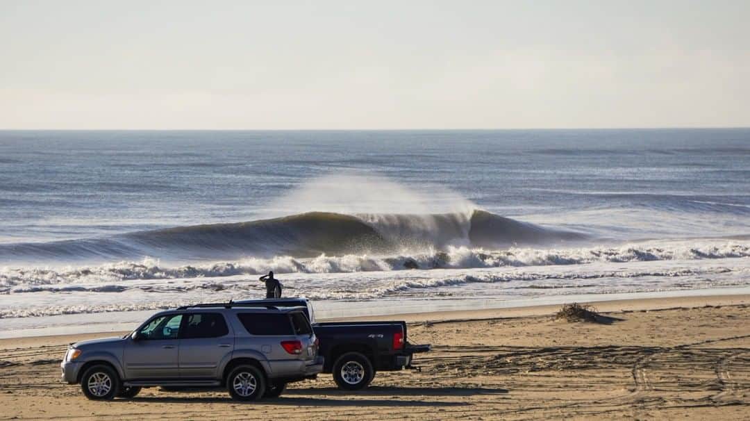 surflineのインスタグラム：「This is exactly the kind of thing you want to see when cresting the dune after your morning coffee. Outer Banks, Tuesday morning. 📷: @callawayramsey」