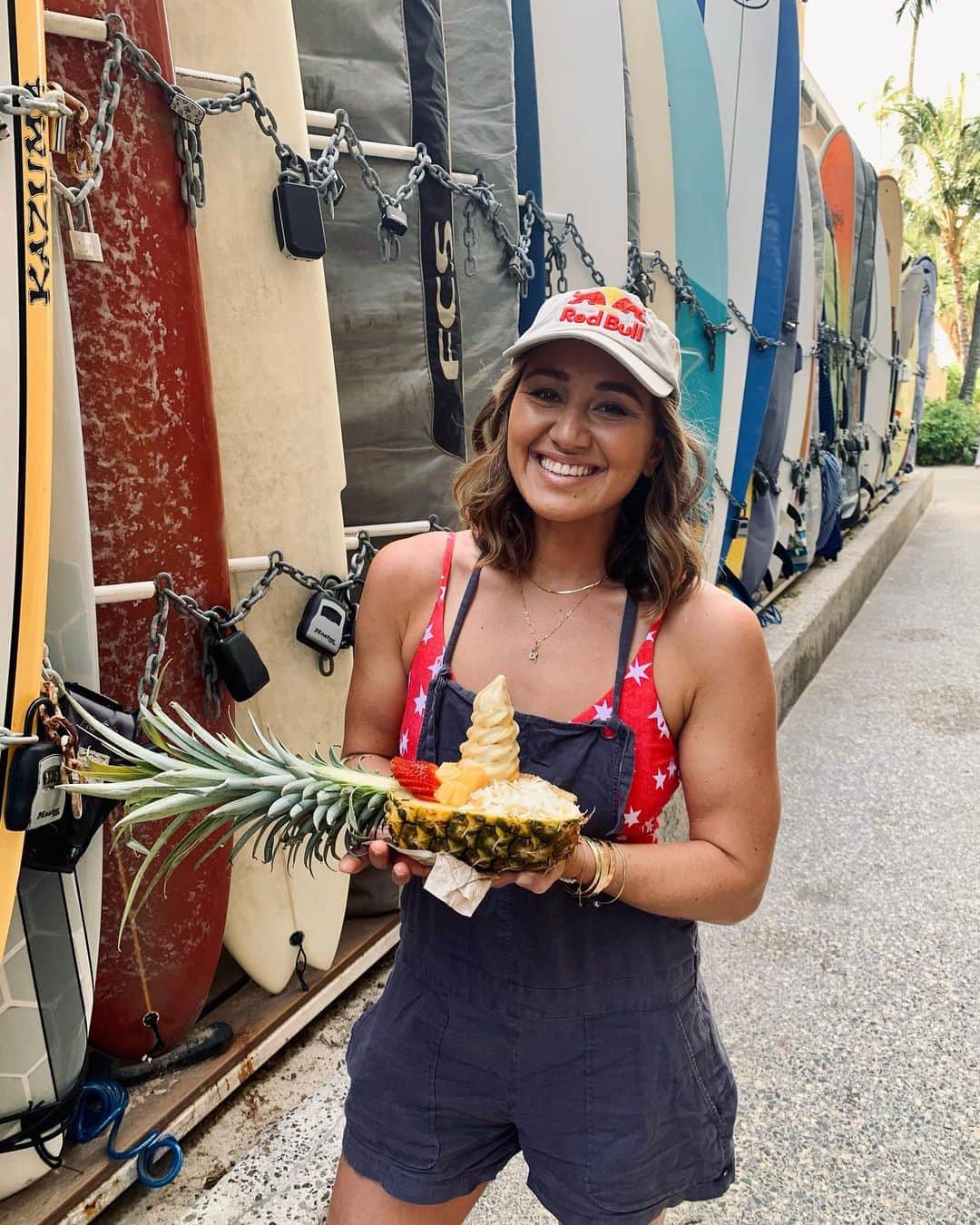 カリッサ・ムーアのインスタグラム：「@banan ... my favorite local feel good snack☺️ Went all out today on my shoot with @cpb_hawaii and ordered the pineapple “yacht” 😍😍😍」