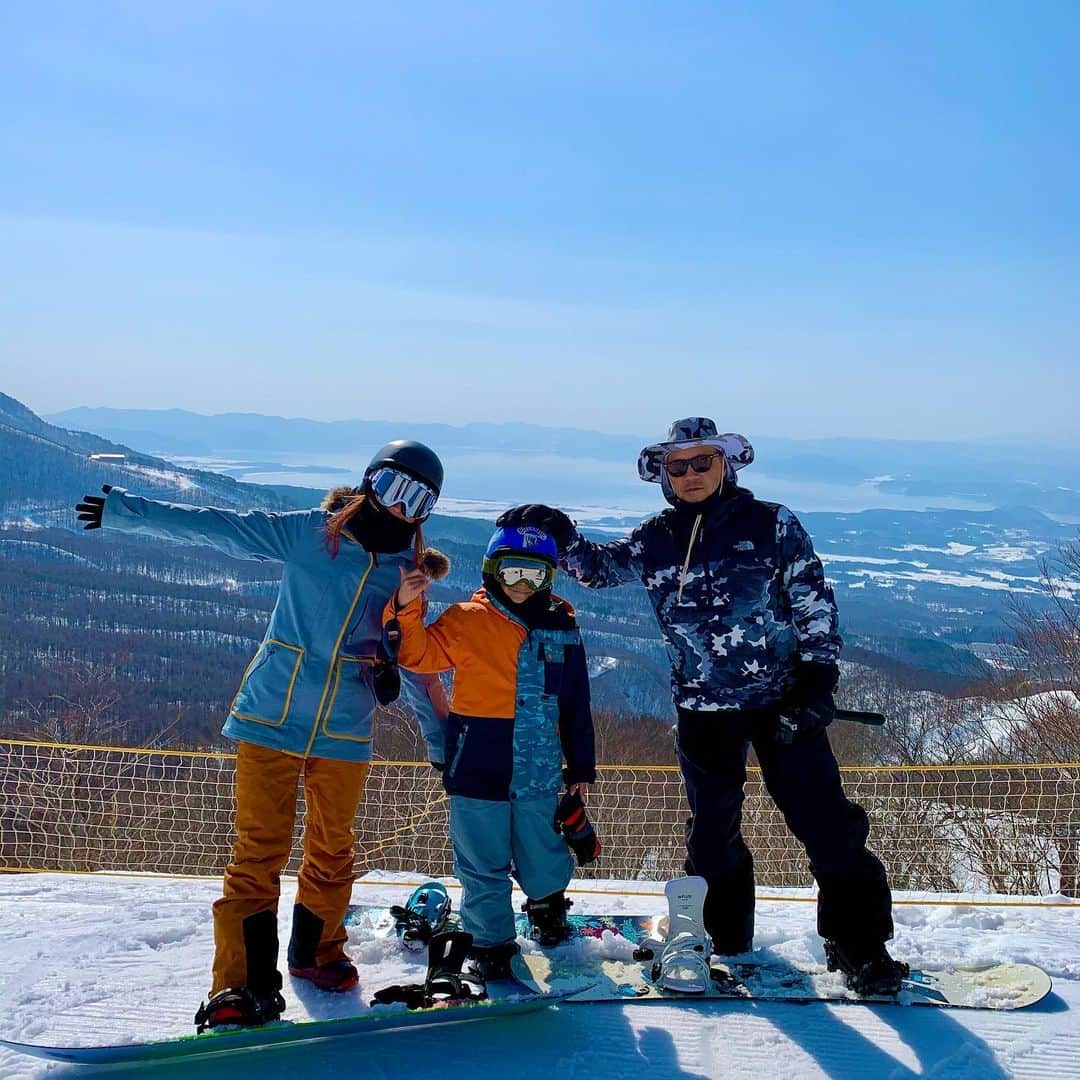 上田ユキエのインスタグラム：「Family snowboarding ❤️ @altsbandai #snowboarding #family #japan #tohoku #altsbandai #スノーボード #家族 #日本 #東北 #アルツ磐梯」