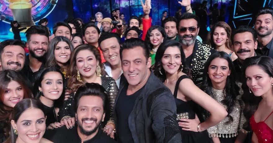 サルマン・カーンのインスタグラム：「Yahan toh ek selfie banti hai. The world's biggest music league is here! Chal MEGA SELFIE lele re. 🤳  Watch the opening ceremony of the #IndianProMusicLeague, Tonight, 8 PM on @ZeeTV  #IPMLonZeeTV #MusicUnchaRaheHamara #IPMLOpeningCeremony #zeetv @zee5 @ipml_official @zeestudiosofficial」