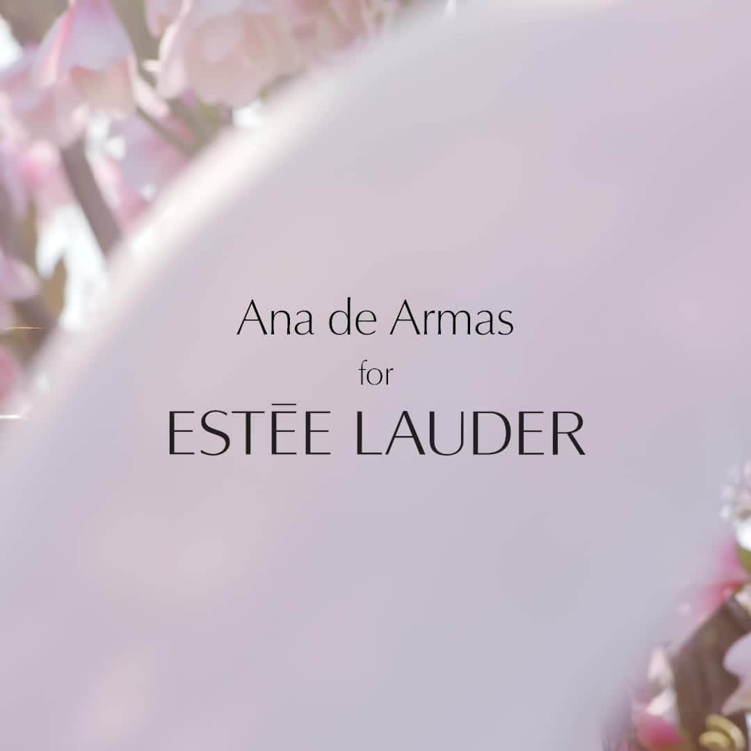 エスティローダーのインスタグラム：「On set with our new #EsteeGlobalAmbassador @ana_d_armas ✨  Here’s a sneak peek of some of her upcoming campaigns – leave a 💞  below to help us welcome her to the Estée Lauder family!」