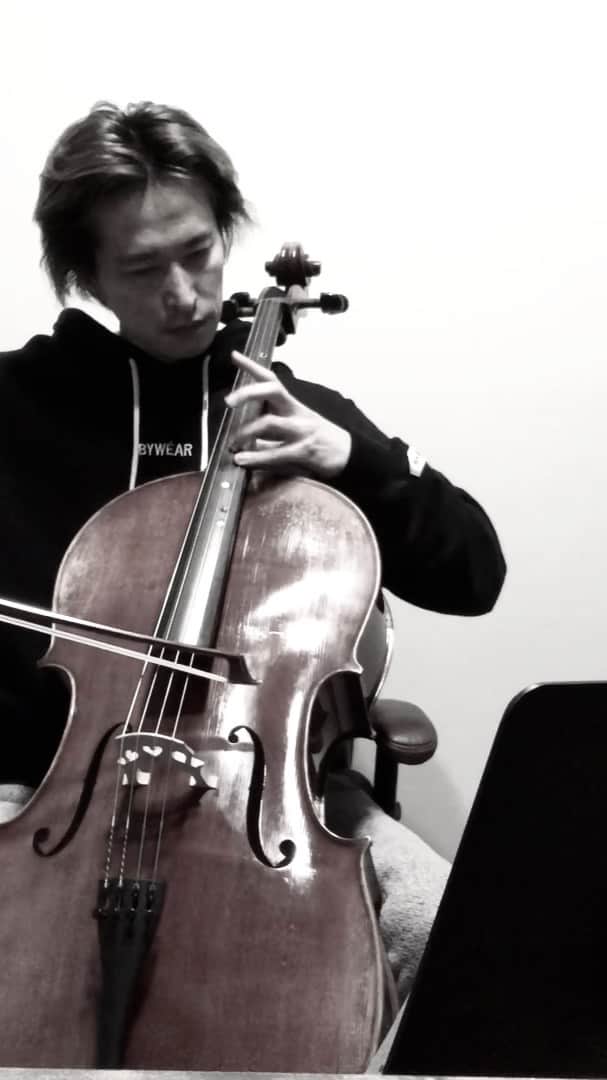秋山真太郎のインスタグラム：「200日目✨ Day200✨ If a 38-year-old man who can't read musical score suddenly starts playing the cello🎻 #チェロ#cello#プレリュード#prelude#bach#첼로」