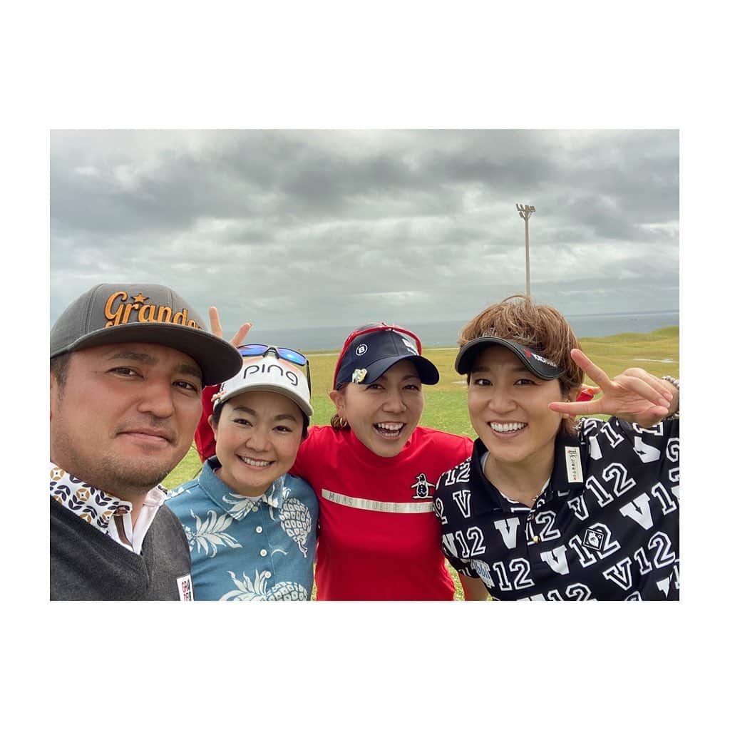宮里美香のインスタグラム：「*** 今日のゴルフ楽しかったー！！ . チーム戦で、私とあーこが勝利🥳 竜二さん、彩子さん、あーこ🧡 楽しい時間をありがとうございました☺️✨ . 途中の土砂降りにはビビった🤣笑 . . #golf #okinawa #privategolf #enjoyed #ゴルフ #楽しすぎた  #チーム戦 #勝ちました  #途中の #土砂降り #ヤバかった  #開幕まで #あと6日」