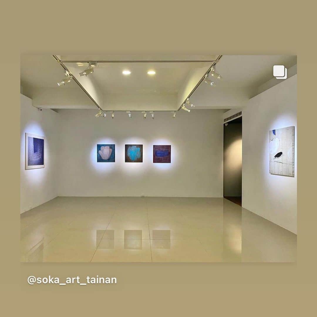 Uzo Hiramatsuのインスタグラム：「美しく設置されてて感激です。索卡藝術、台南の皆さん、ありがとうございます。🖖😃 它的装修很精美，我很激动。 谢谢大家。  #台湾 #台南 #索卡藝術 #SokaArt  #Taiwan #Tainan #gallery #exhibition #contemporaryart #painting #drawing」