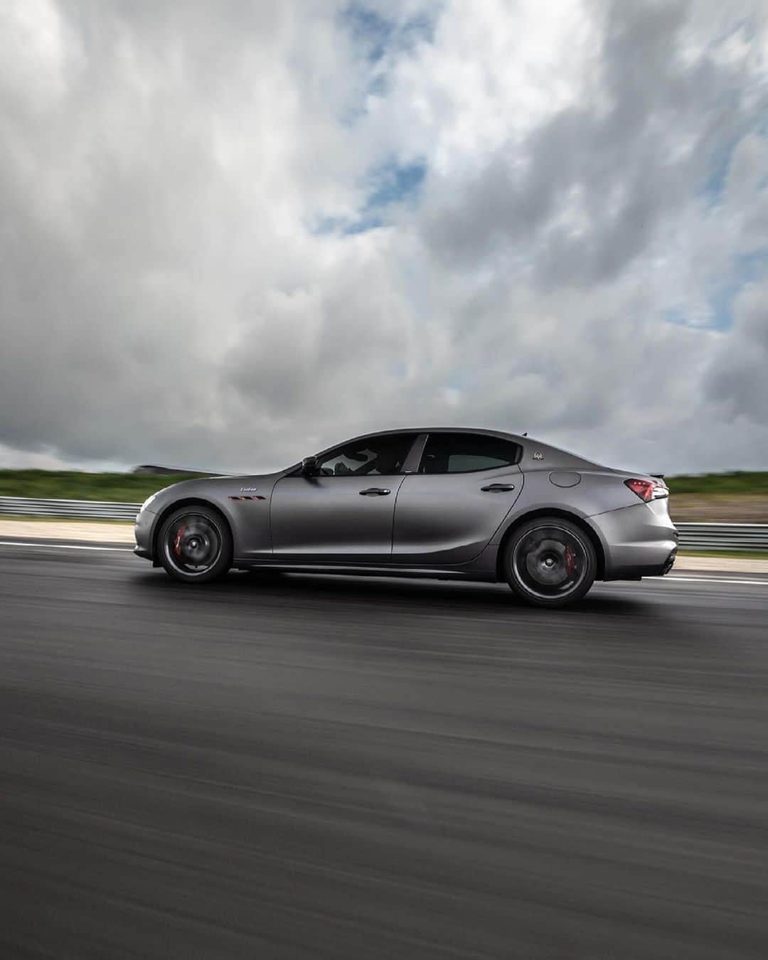 マセラティのインスタグラム：「V8 power to conquer any road. #MaseratiGhibliTrofeo #Maserati #TheArtOfFast」