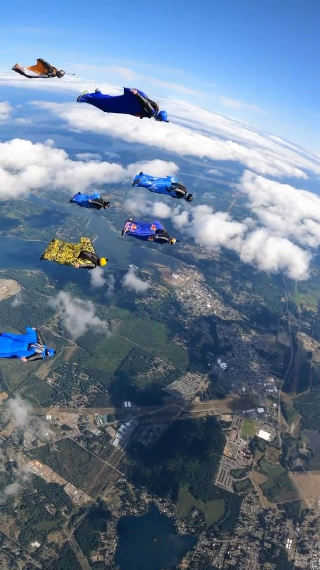 Earth Picsのインスタグラム：「Blue skies, warm weather, and 12 friends flying together. By @nikkomamallo」