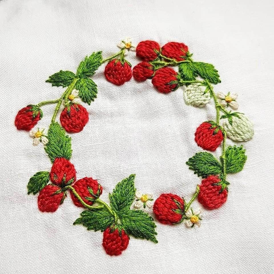 刺繡作家 王瓊怡 Joanneのインスタグラム：「#embroidery  #strawberry  #stitch」