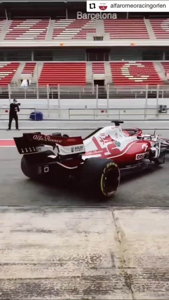 F1のインスタグラム：「The C41 hits the track for the first time 😍  🎥 #Repost x @alfaromeoracingorlen   #F1 #Formula1 #AlfaRomeo #Barcelona」