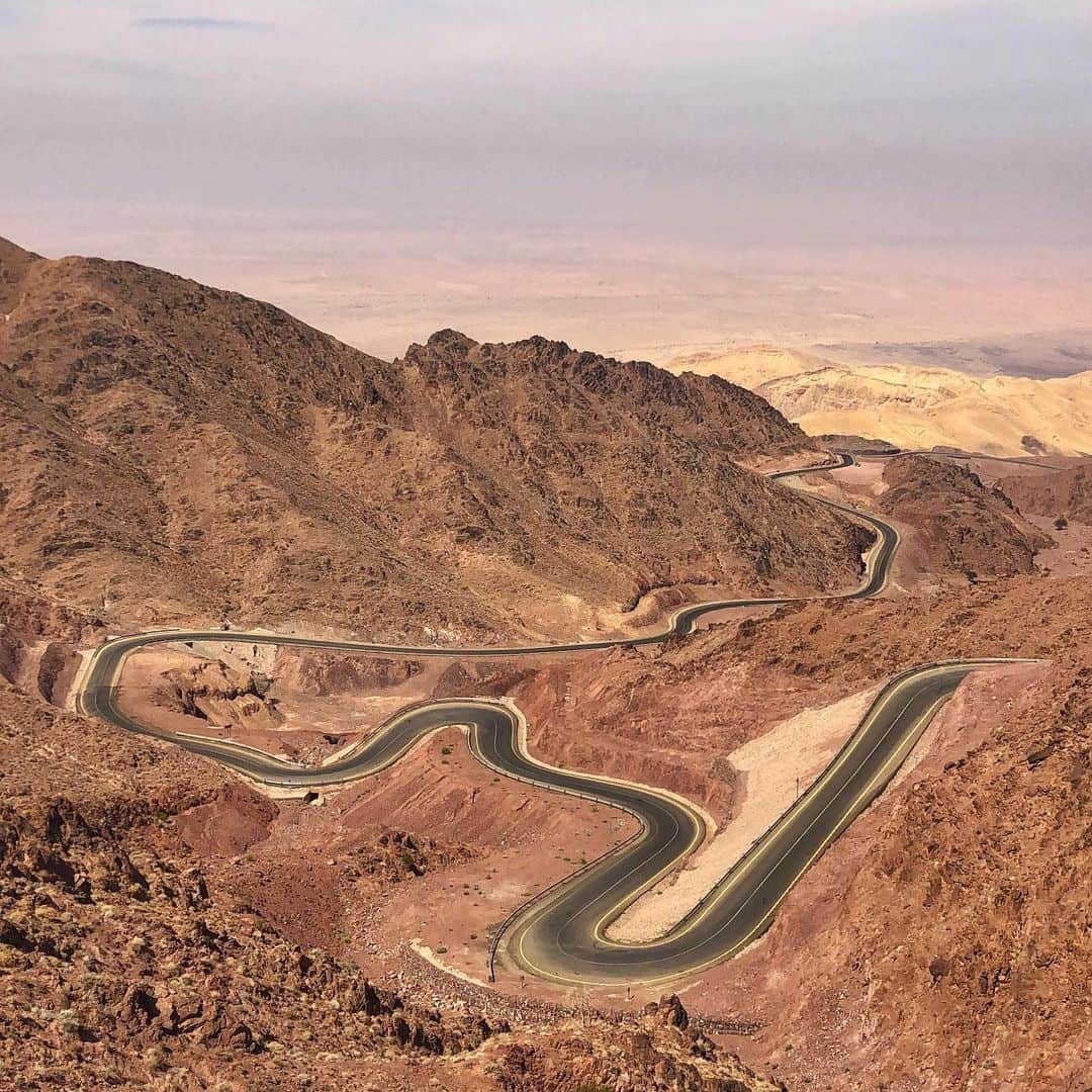 サッシャ・ディギーリアンのインスタグラム：「A winding road in Jordan. Resembles how life has felt the last 12 months.  — - - -  #rollercoaster #recovery #comeback #relentless」