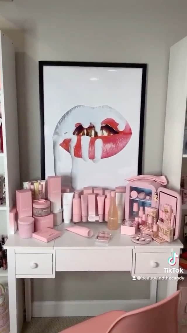 Kylie Cosmeticsのインスタグラム：「this collection is everything! @beautyandthecandy 🔥 tag us in your pics and videos so we can see your #kyliecollection 💓」