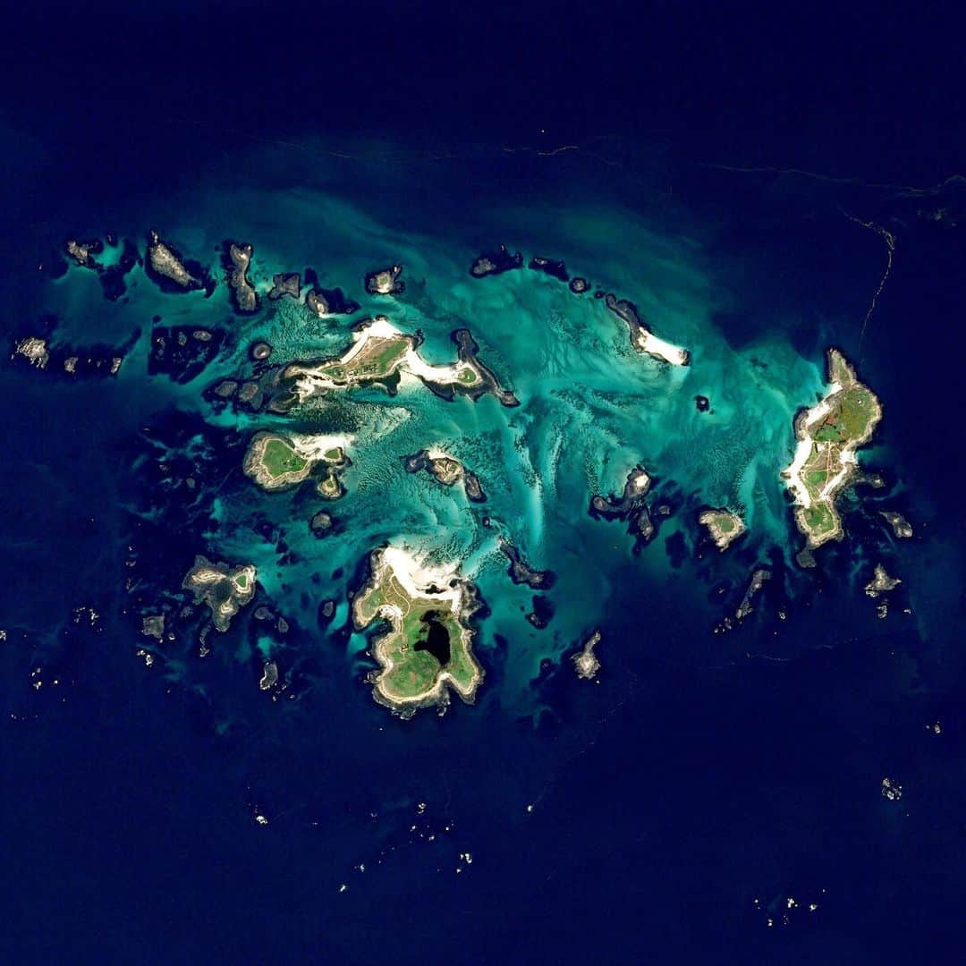 Daily Overviewのインスタグラム：「The Glénan Islands are an archipelago located off the northwestern coast of France. Comprised of nine major islands and more than a dozen smaller islets, the archipelago is a popular day-trip for tourists to France’s Finistère region. The Glénan Islands are home to both sailing and international diving schools. — Created by @overview Source imagery: @airbus_space」