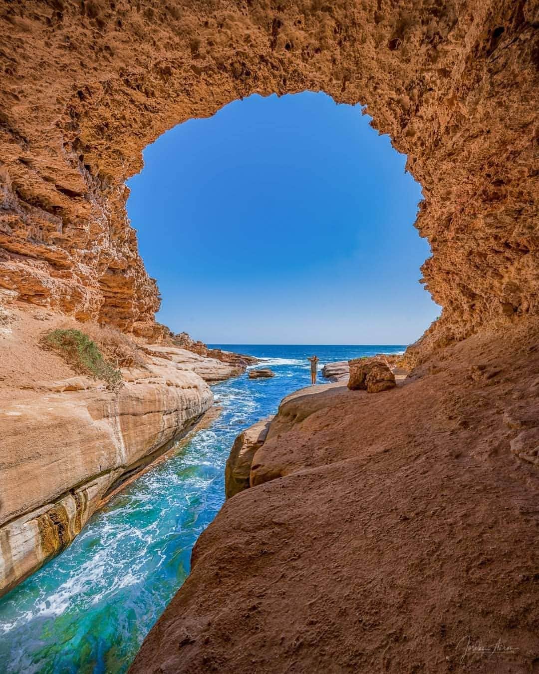 Australiaのインスタグラム：「Hole-y moly @southaustralia, aren’t you looking mighty fine! 😎 @jordan_aaron captured this postcard-perfect shot at #TaliaCaves in the @eyrepeninsula's coastal town of #Elliston. Known as “The Woolshed”, this perfectly framed view of the ocean has been formed by the impact of crashing waves over time. Pretty incredible, right? Follow the walkway and wooden steps from #TaliaBeach to reach this insta-worthy spot, and if you’re adventurous enough, it’s worth the climb down to the crater to view the ocean from a whole new perspective. #seeaustralia #holidayherethisyear #seesouthaustralia #eyrepeninsula」