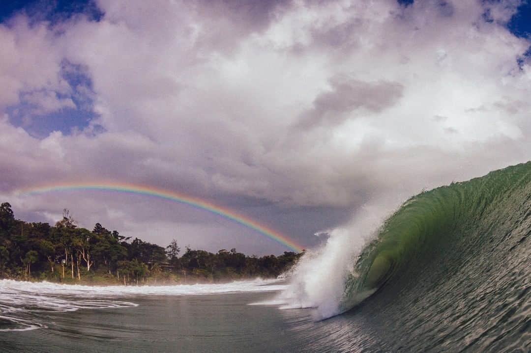 surflineのインスタグラム：「Did you know the other (Atlantic) side of Central America goes off during winter in the Northern Hemisphere? With Panama and Costa Rica ready to light up for the weekend, hit the link in bio to find out why and when they pump in a Caribbean-flavored 'Ask A Forecaster' with @kkortesurfline. 📷 : @miahklein」