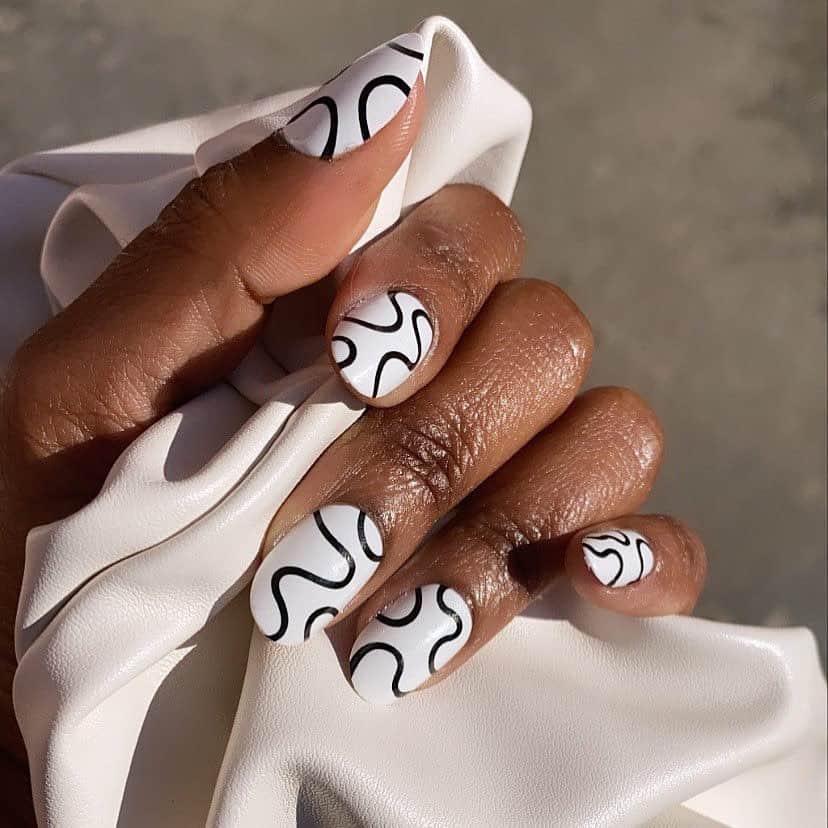Urban Outfittersのインスタグラム：「Nailed it, @iynumi. Tap to shop this fresh press-on nail kit from @chillhouse, available in six styles (P.S. they're reuseable!) 💅🏾」