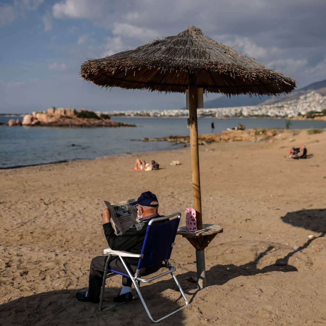 National Geographic Travelのインスタグラム：「Photo by Muhammed Muheisen @mmuheisen / A man sits by the sea reading the newspaper in the coastal suburbs of Athens, Greece. For more photos and videos from different parts of the world, follow me @mmuheisen and @mmuheisenpublic. #muhammedmuheisen #Athens #Greece」