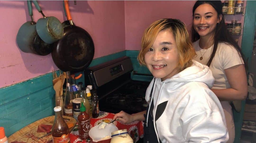野沢直子のインスタグラム：「YouTube、夏は毎日野沢直子、更新です❤️ 真珠に、超簡単で超おいしい、バンバンシュリンプの作り方教えてもらってます❤️❤️ 見てねー❤️❤️ #youtube #motherdaughter  #cooking」