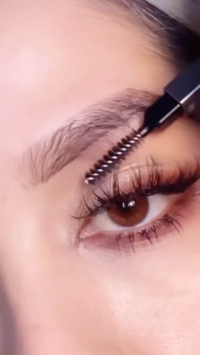 Huda Kattanのインスタグラム：「#BOMBBROWS GOALS by our lovely Ashley 💣✨ "FINALLY!! 💣 #BOMBBROWS Microshade Pencil is here 💥 Using #6 ✨ Love that it gives you that crisp, microbladed look OR a nice, natural brow (which I loveeee) The tip is thin, so warm it up with your finger for the best results 🙌🏼✨" #hudabeauty」