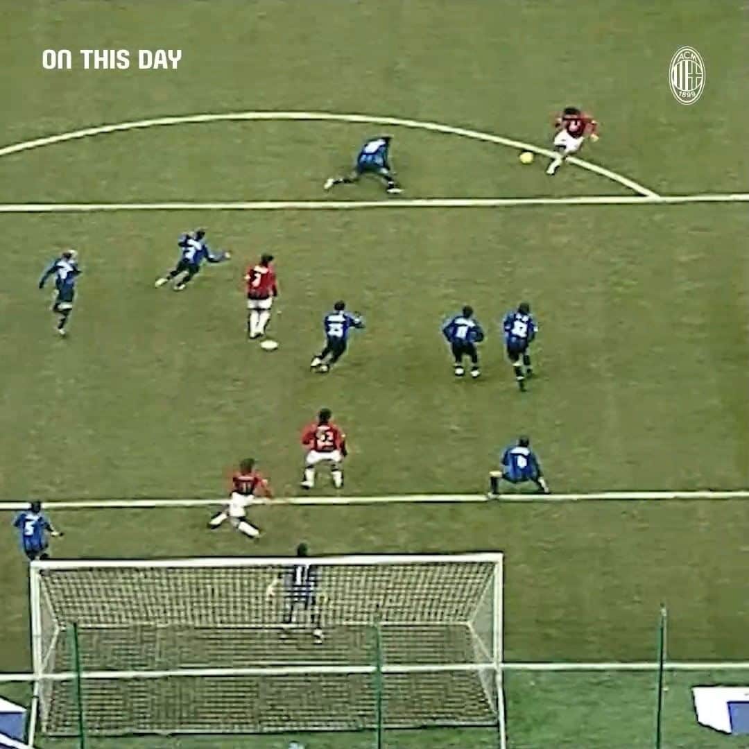ACミランのインスタグラム：「#OnThisDay 🆚 Inter in 2005  Gattuso shoots, @kaka adjusts 😉 Powered by @skrill  #SempreMilan」