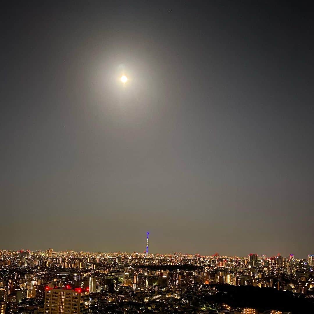 佐藤弘道さんのインスタグラム写真 - (佐藤弘道Instagram)「今夜の月は、オオカミ男が喜びそうなくらいキレイな月ですね！  みんなの所からは見えてるのかな？  #今夜の月 #きれい」2月27日 20時08分 - satouhiromichi023
