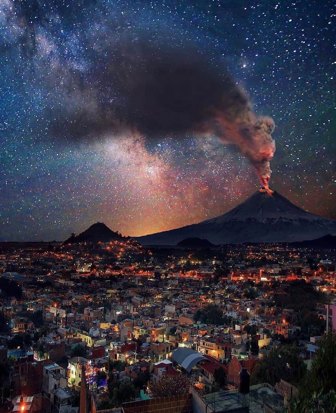 Earth Picsのインスタグラム：「One of Mexico’s most active volcanoes, Popocatépetl 🌋 by @_israelphotography_」