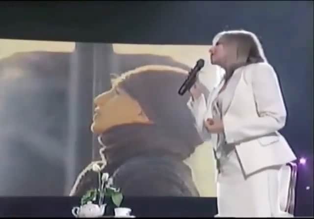 アンディー・コーエンのインスタグラム：「This Streisand duet with herself gives me goosebumps every time! (From @camp.o.rama)」