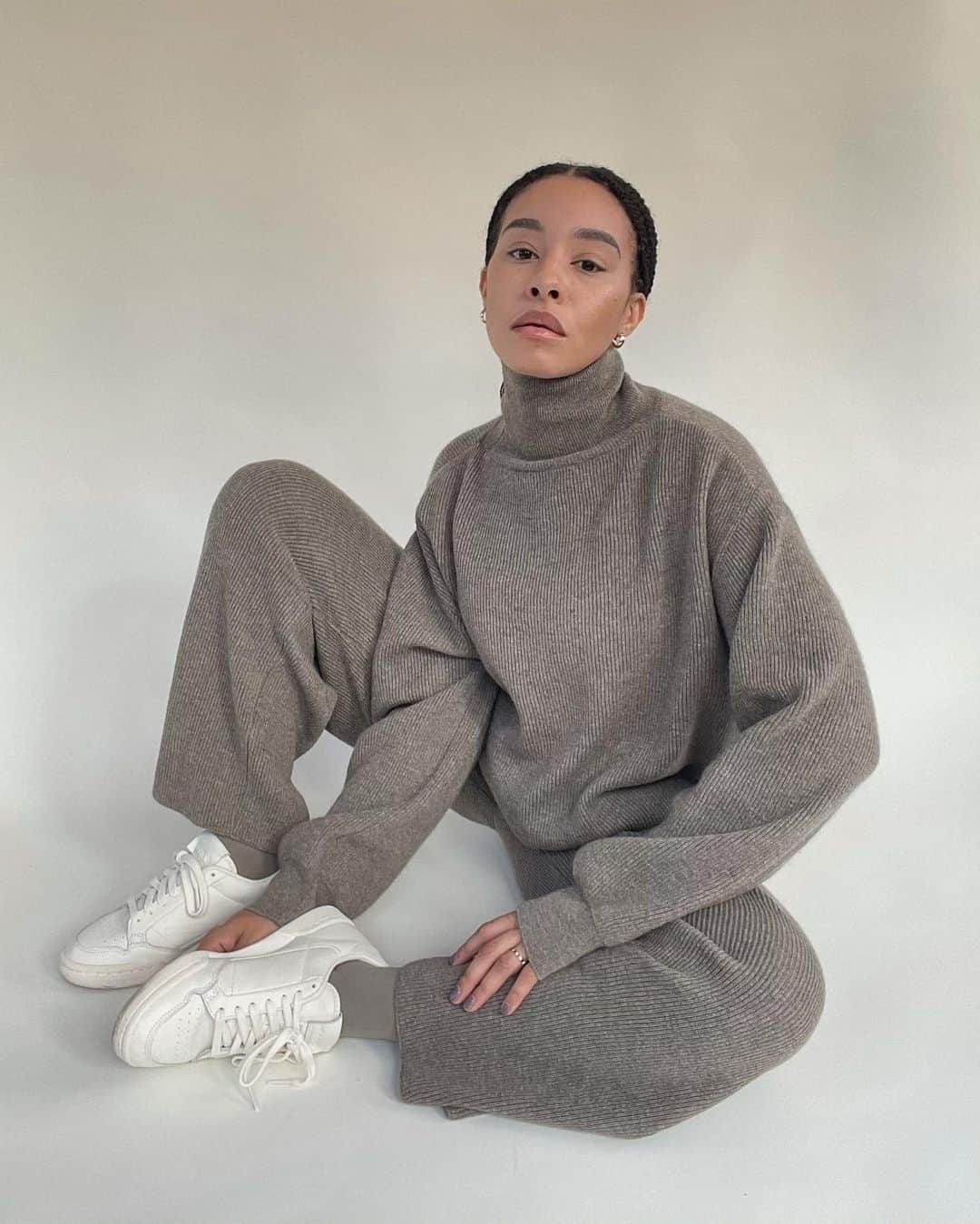 The Zoe Reportのインスタグラム：「Today's the *perfect* day to upgrade your loungewear (you deserve it 😘). Tap the link in our bio for 8 Black-owned loungewear brands that'll introduce you to cozy pieces beyond just sweats. ⁠ 📷: @taniceelizabeth」