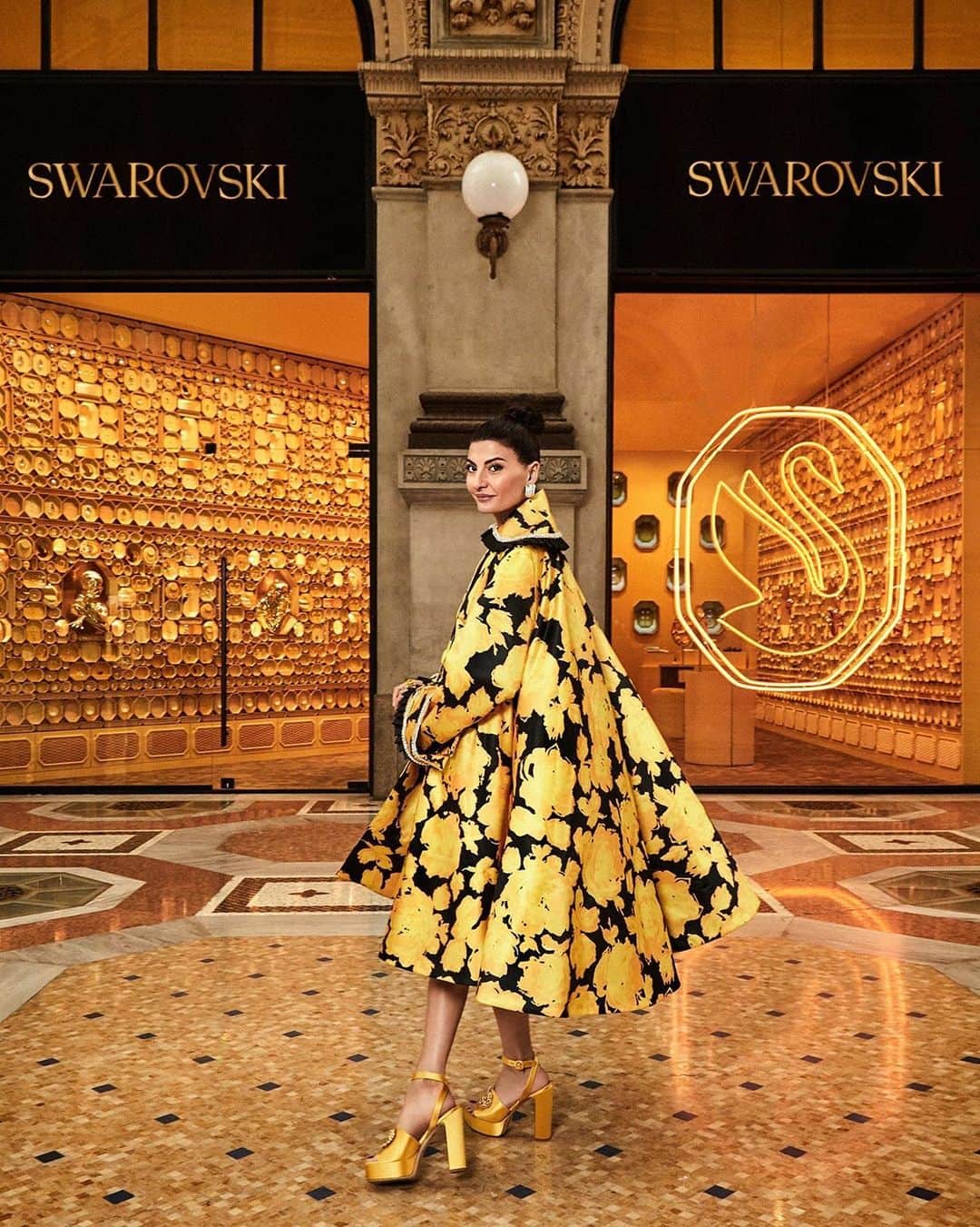 SWAROVSKIのインスタグラム：「Lose yourself in our world of wonder at Galleria Vittorio Emanuele II in the heart of Milan. Our first concept store, a tribute to our heritage and crafted by our Milanese born Creative Director @giovannaengelbert to #IgniteYourDreams #Swarovski」