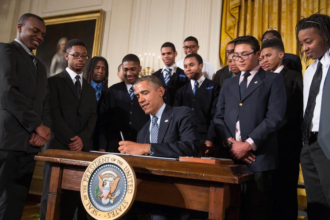 Barack Obamaのインスタグラム：「It’s been seven years since we launched the My Brother’s Keeper initiative at the White House to reduce barriers and expand opportunity for boys and young men of color. That day, I said I knew that this work wouldn’t be easy; we're dealing with complicated issues that run deep in our country’s history and are entrenched in our minds.  This past year, the combined crises of the COVID-19 pandemic and racial injustice once again laid bare why it was important for us to launch the @MBK_Alliance—because it’s up to all of us to build communities that are more safe, more equitable, and more just for everyone who lives in them. That’s why I’m continually inspired by the innovative, hardworking folks who have stepped up to the plate since 2014, especially in recent months.  From joining community-wide efforts to reimagine policing to distributing food, standing together in peaceful protests, and hosting virtual check-ins, My Brother’s Keeper leaders have doubled down to reduce the barriers that hold young men of color back. And by joining the Alliance, you can help us reach even more. It remains true that the only way this country lives up to its ideals is if our young people are able to reach their full potential, and we all have a stake in their success. Ensuring that our young people can go as far as their dreams and hard work will take them is the single most important task that we have as a nation. And I am committed to continuing this work of supporting our young men and boys of color as they reach for their fullest potential.」