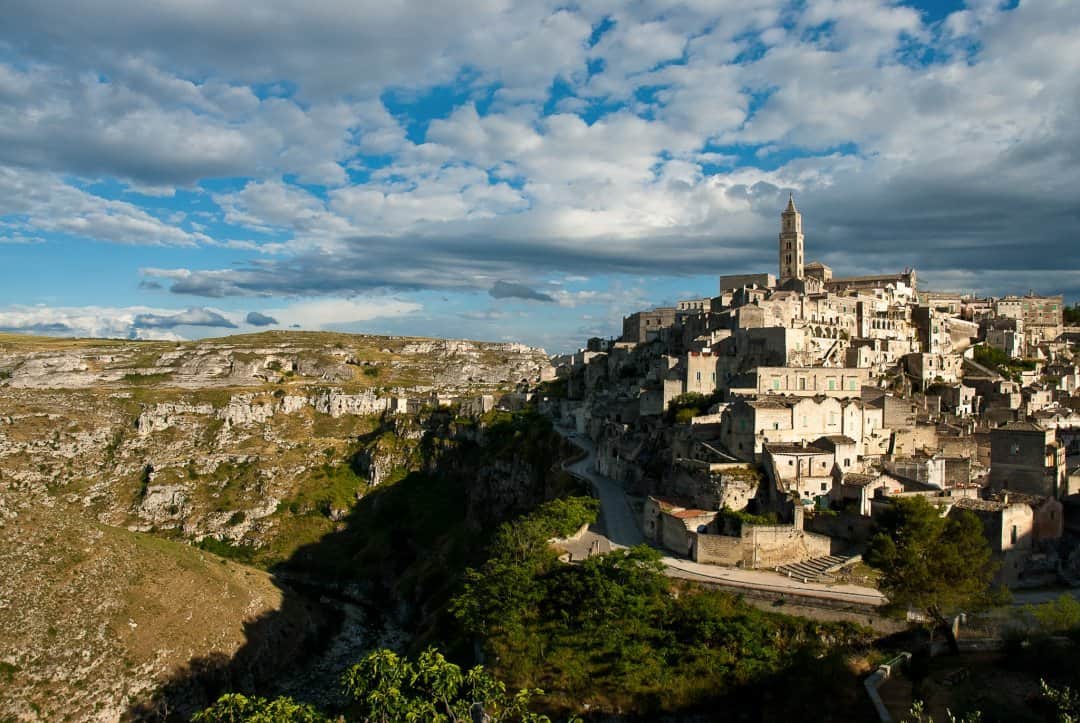 National Geographic Travelのインスタグラム：「Photo by @francescolastrucci / The historic Sassi are perched on top of the Gravina canyon that surrounds the town of Matera, Italy. At Matera’s core are hundreds of caves once used as dwellings. The Sassi, now on the UNESCO World Heritage List, hold evidence of human settlements from the Paleolithic period to the present day. After a period of decline adventurous artists began moving back, and the recent history of the Sassi is precisely that of an awakening. Caves were restored and turned into more comfortable houses, unique hotels, restaurants, and galleries. Matera came back to life to the point that it was awarded the title of European Capital of Culture in 2019.  Follow me @francescolastrucci for more places, daily life, and stories around the world. #matera #italy #landscapephotography #dailylife」