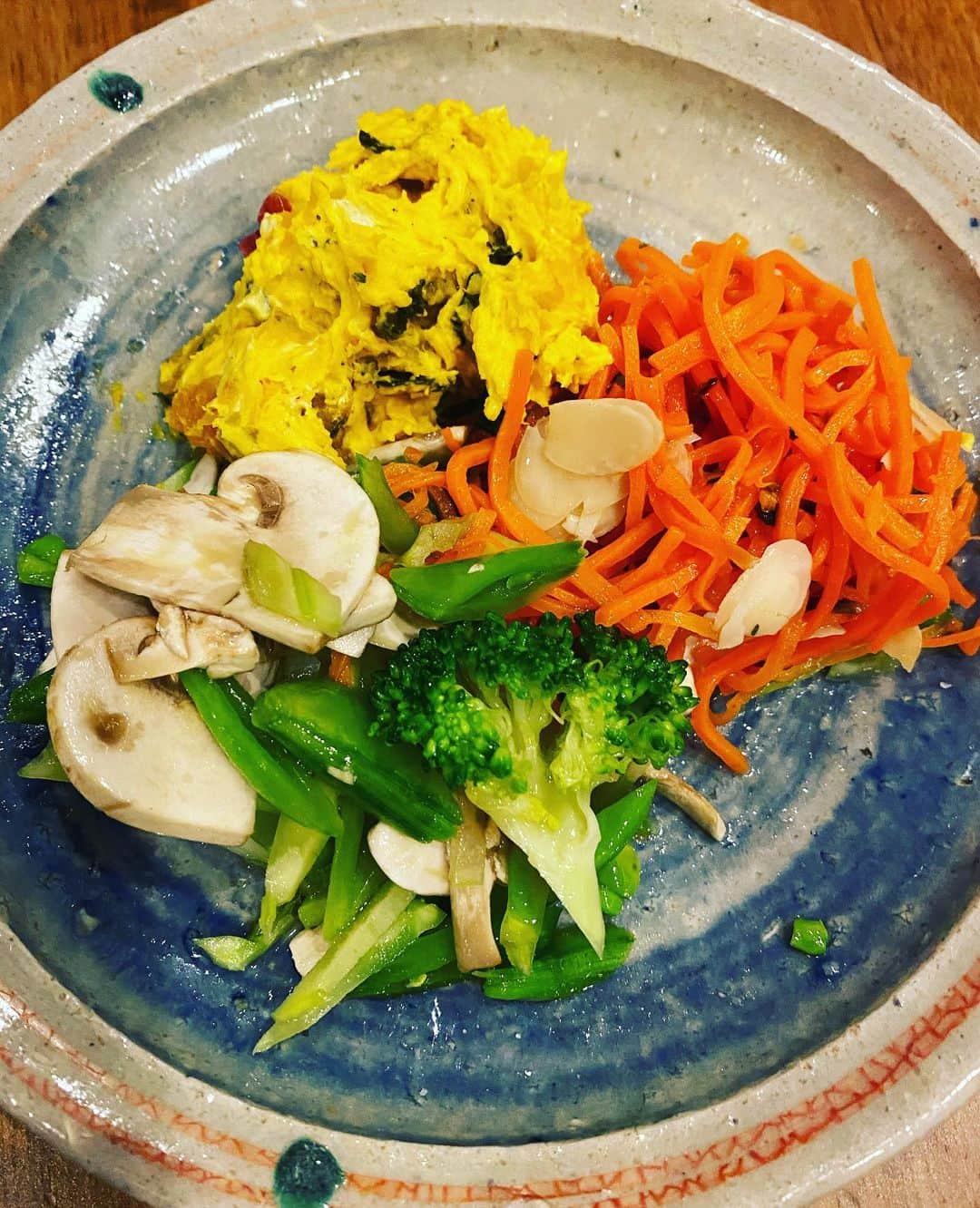 田中杏子のインスタグラム：「A vegetable day, today ❣️ 今晩は、野菜の日🥦🥬🥕🎃  キャロットラベとかぽちゃのサラダは成城石井より、ブロッコリーとスナップえんどうとホワイトマッシュルームは昨日のサラダの残りもの。  野菜大好き💕 いただきまぁす🙏🙏🙏  #akotanaka #野菜大好き」