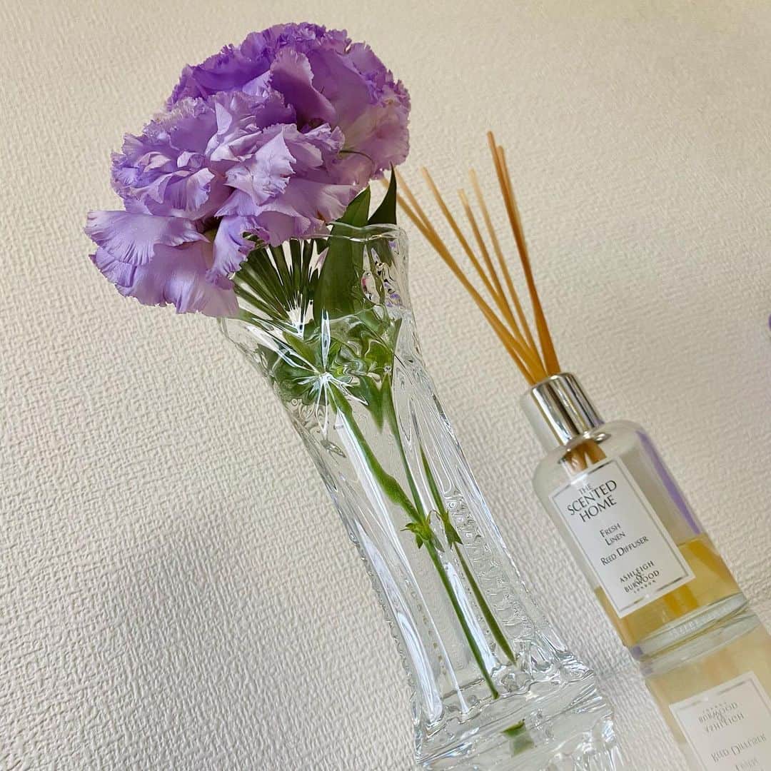 高野渚のインスタグラム：「最近は部屋にお花飾ってます💐  お花をみると心が浄化される気がして気分転換にもなるし、いいなあと。」