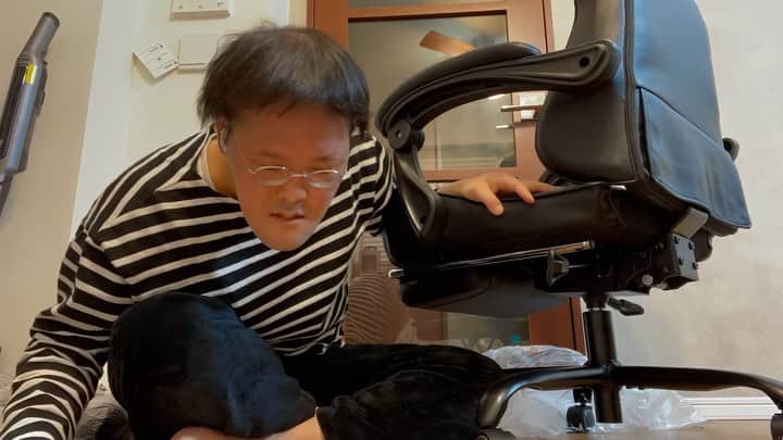 稲田直樹のインスタグラム：「ただただ椅子を組み立てる動画です。」