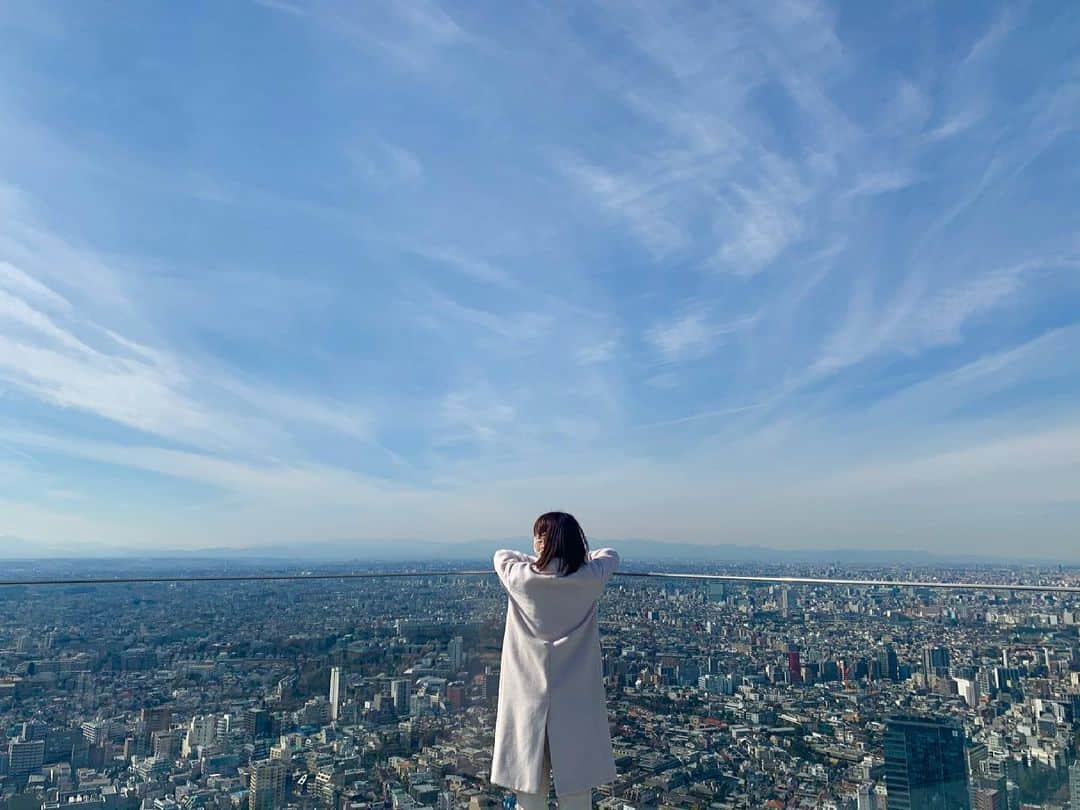 清水佐紀のインスタグラム：「.  青空が好きで元気が出るから 青空写真撮りがちなんだよね、私。☁️  #青空 #tokyo #shibuya」