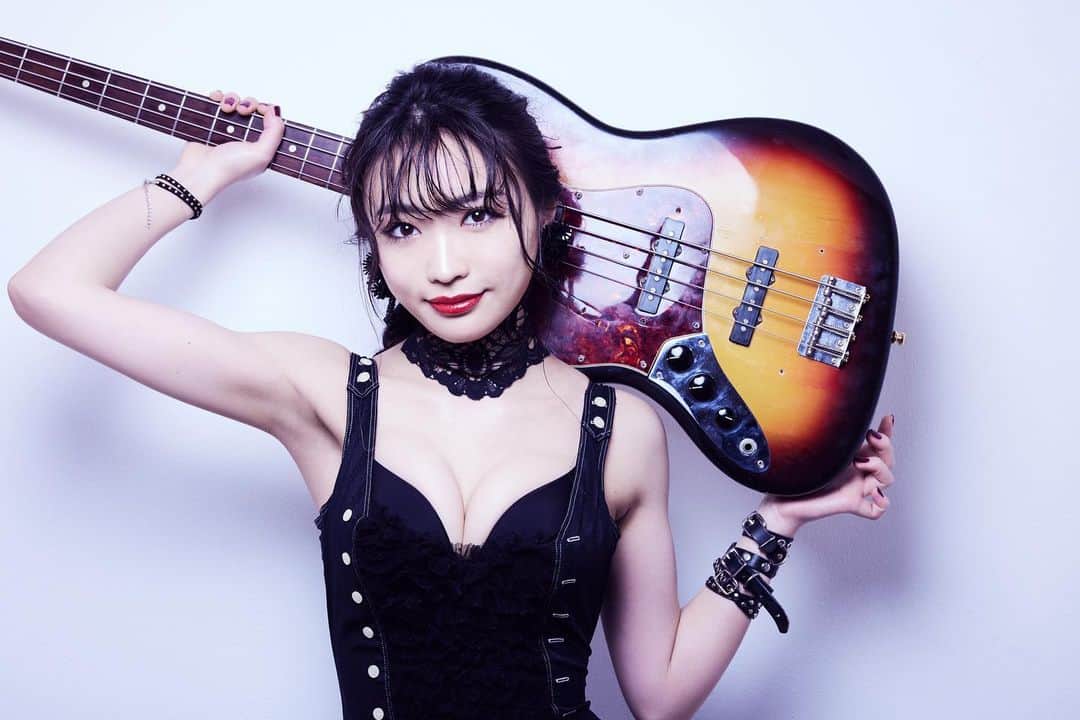 わかざえもん（コロナナモレモモ）のインスタグラム：「Photo : Hiroe Yamauchi Hair and Makeup : Kyoko Owada Stylist : Ai Saga  #photography #bass #bassist」