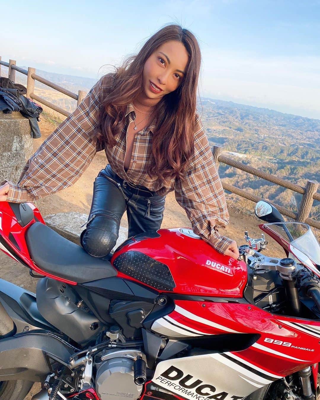 Camiraさんのインスタグラム写真 Camirainstagram きれいな景色見て バイク乗って 写真撮って 風浴びて 最高な時間じゃないか Bikegirl Motorcycle Bikelife Bike Ducati Panigale Superbikes バイク女子 バイク のある生活 バイク好きな人と繋がりたい