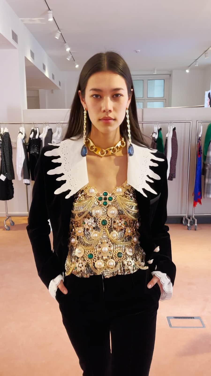 Vogue Parisのインスタグラム：「For the Paco Rabanne Fall/Winter 2021-2022 collection, Julien Dossena drew on traditional bourgeois styles, mixing and remixing them on decadent and hedonistic silhouettes. We visited the designer in his offices for an exclusive preview - take a look! @pacorabanne  @juliendossena」