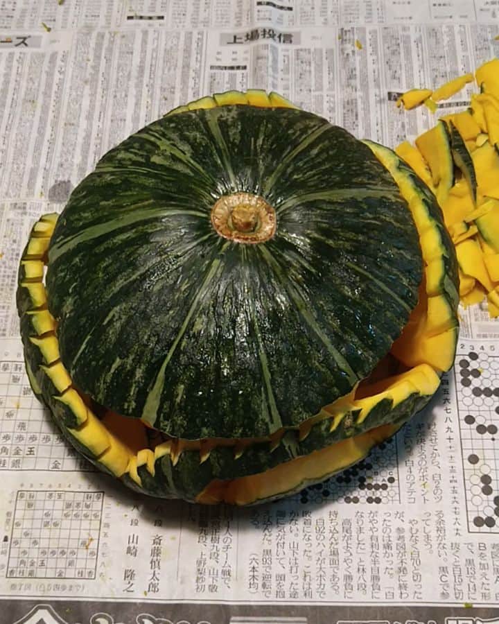 gakuのインスタグラム：「Pumpkin 新しい技を考え中 ４じゃなくて６か８の方がいいな もっとカッコイイデザインないかな  #carving #vegetablecarving #vegetable #pumpkin #ベジタブルカービング #カービング #野菜アート #野菜彫刻 #野菜」