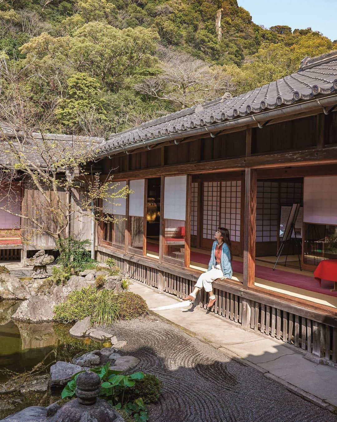 のインスタグラム：「【Sengan-en, Kagoshima】  Wanna see a feudal lord’s home? Sengan-en is not only a beautiful traditional garden inscribed as a World Cultural Heritage Site, it is also the residence of the Shimazu Clan, the daimyo family that held sway over all of Kagoshima for centuries. In fact, the facility is run by the very 32rd generation of Shimazu Daimyo!!  In addition to the amazing grounds at @sengan_en , know that there's also a lot of history here too. You can also find gorgeous local Satsuma Kiriko Glassworks on display and for sale.  I heard that some European visitors literally spend the entire day here, for just ¥1000!  #cheesieinkyushu #仙巌園 #senganen #kagoshima #satsumakiriko」