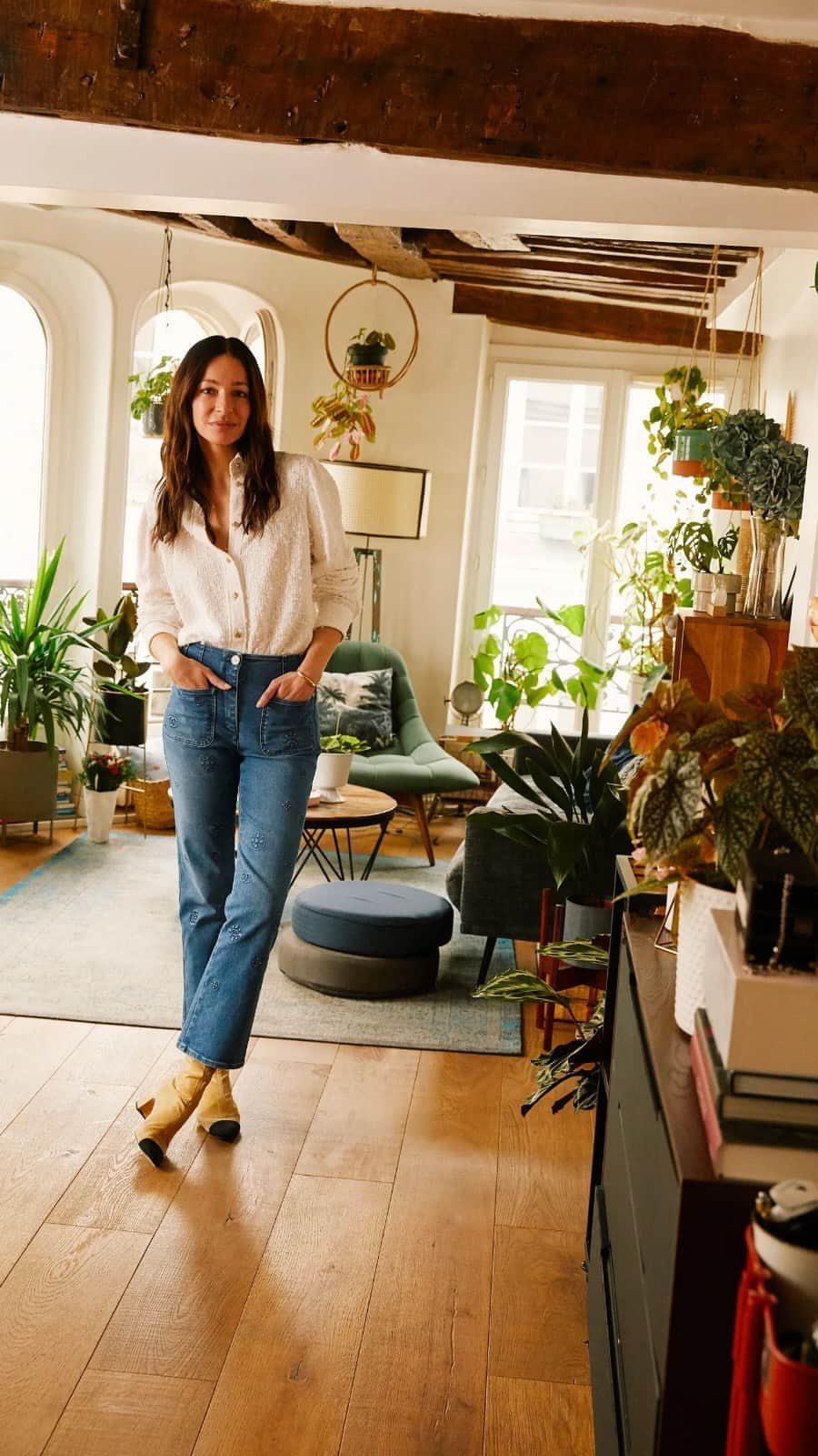 Vogue Parisのインスタグラム：「Amanda Sanchez is Chanel's in-house model, perhaps one of the most enviable professions in the industry as for the last 19 years, she has got to be the very first to try the house's pieces, designed today by Virginie Viard. Take a tour of her Parisian apartment to see how Brazil, plants and Chanel take center stage.  @AmandaSanchez @chanelofficial」
