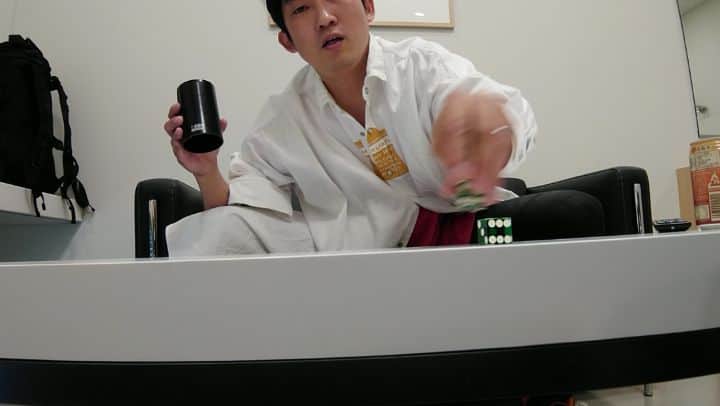 石田明のインスタグラム：「これはとりあえず習得したってことでいいですよね？  #ダイススタッキング」