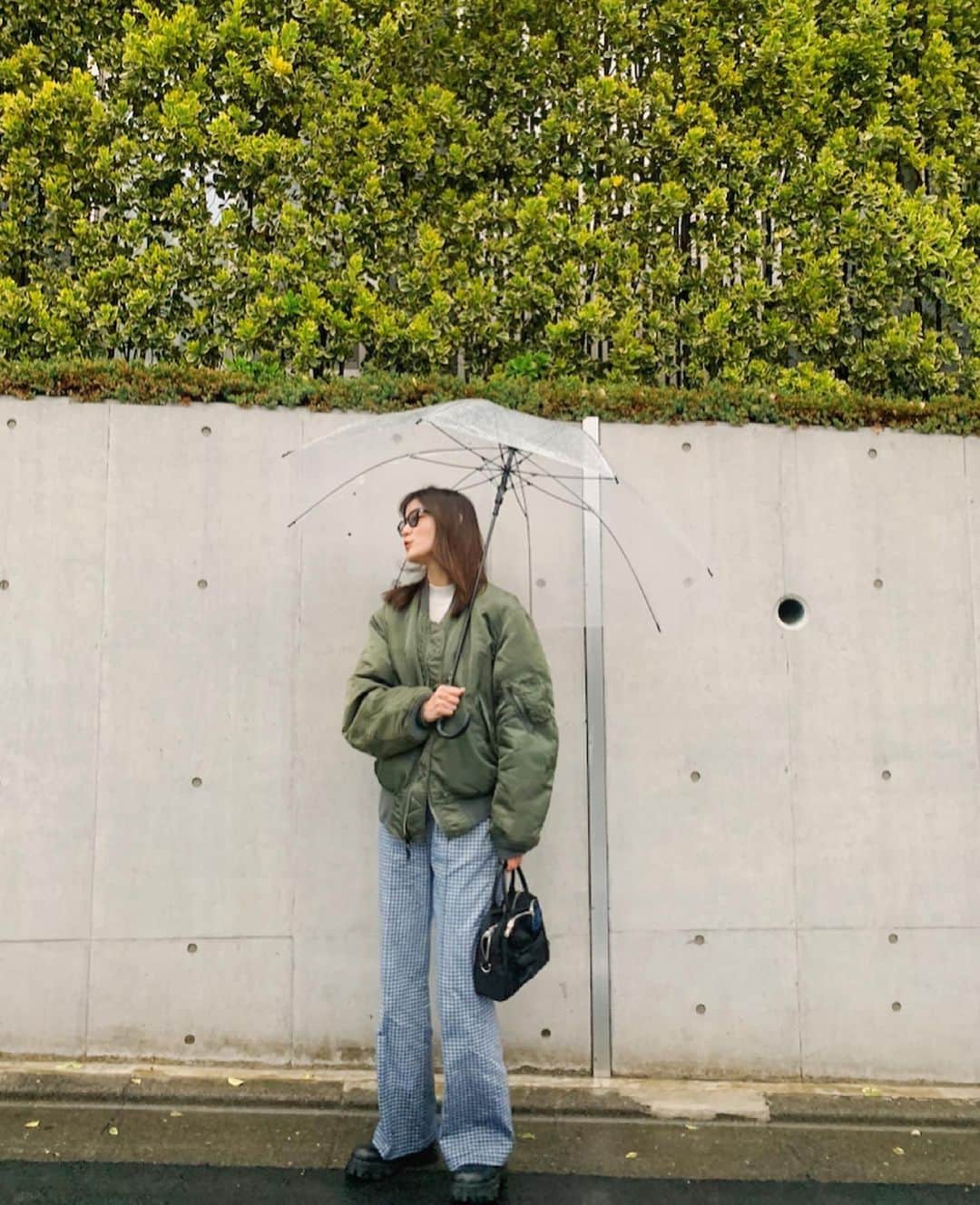 花山瑞貴のインスタグラム：「いつかの雨の日コーデ☂️ 傘デカめなの持っても左肩びしょびしょ、これあるある？ 服タグつけるね🏷」